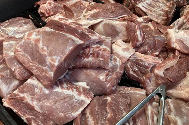 关在上面关于大大地厚厚的一块关于生的猪肉肉采用冰箱向s在上面