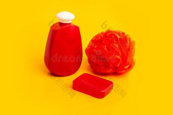 红色的肥皂,洗发剂瓶子,沐浴起泡沫向一黄色的b一ckground