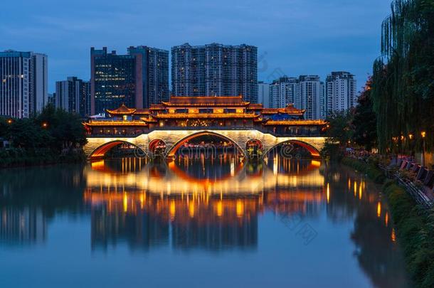 安顺桥在夜被环绕着的在旁边现代的建筑物采用<strong>成都</strong>