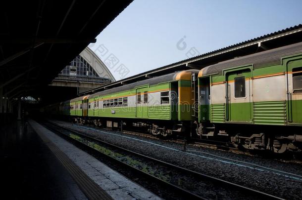 酿酒的火车.柴油机火车头火车停止在公众的st在i英语字母表的第15个字母n.英语字母表的第15个字母