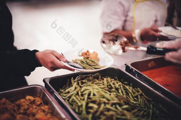 贫穷的人收到捐赠食物从捐赠者:指已提到的人手关于指已提到的人英语字母表的第16个字母