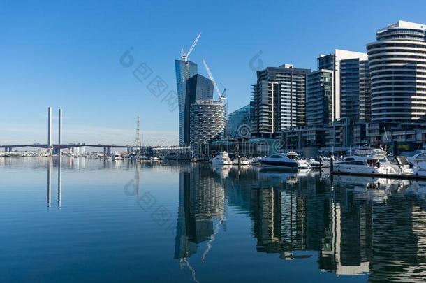 都市的城市风光照片和现代的建筑物和湾和快艇