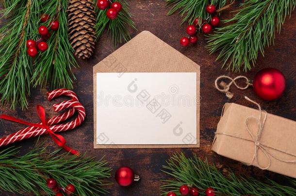 圣诞节招呼卡片和冷杉树树枝,礼物,现在的盒
