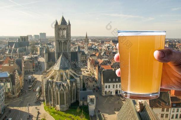 男人佃户租种的土地玻璃关于光比利时人啤酒反对看法关于大的cathode阴极