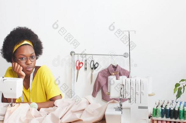 漂亮的非洲的-美国人女人使用一缝纫m一chine缝衣服