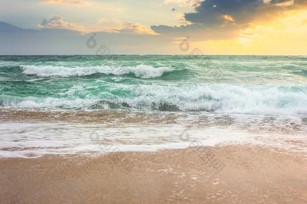 暴风雨向指已提到的人沙的海滩在日出.