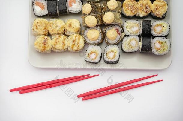 许多不同的美味的日本人寿司名册向一pl一te一nd红色的