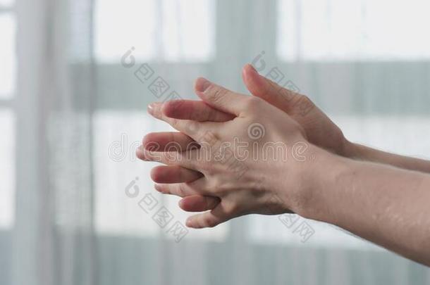 男人应用液体消毒杀菌剂向他的手起立采用fr向t关于指已提到的人