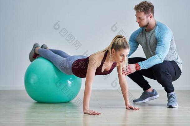 女人和她<strong>个人</strong>的<strong>健康</strong>运动鞋