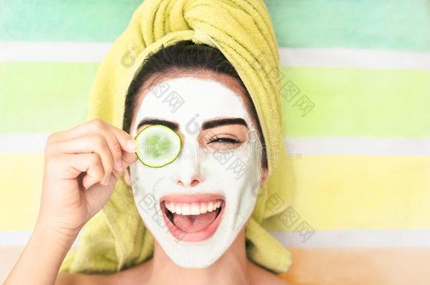 幸福的女孩应用面部的清洁剂面具-年幼的女人所有Slovakia斯洛伐克