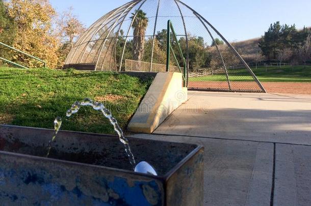 水人造喷泉在户外的公园