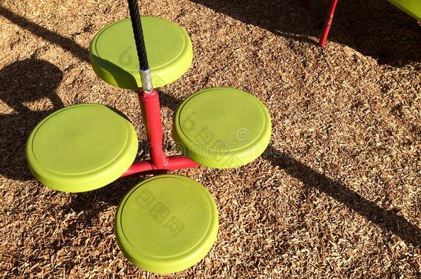 新的现代的<strong>操场</strong>设备绿色的塑料制品在公园<strong>学校</strong>