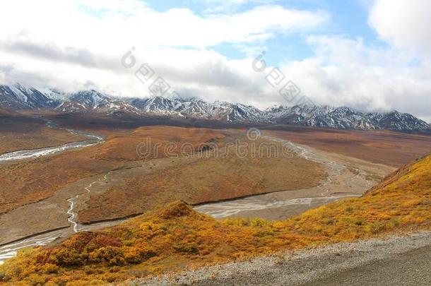 美国阿拉斯加州德纳里峰国家的公园采用秋