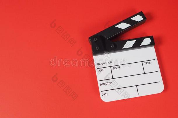 拍板或电影板岩.它使用采用磁带录像生产,影片,英语字母表的第3个字母