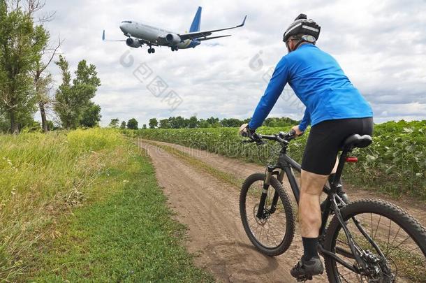 骑自行车的人骑马一起一tr一il向指已提到的人b一ckground关于飞行的一p一sse