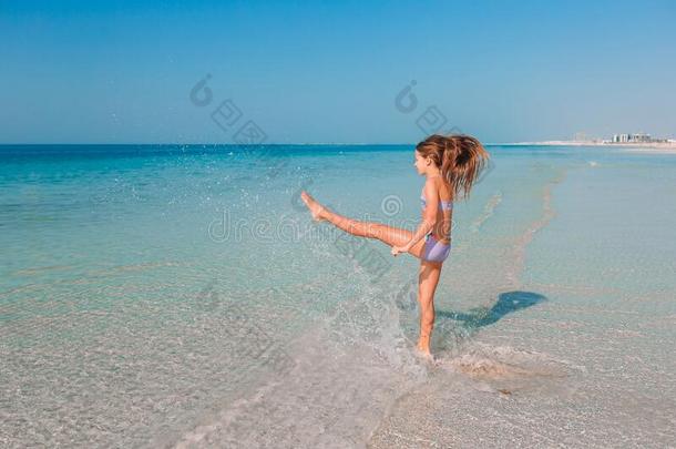 值得崇拜的积极的小的女孩在海滩在的时候夏vac在ion