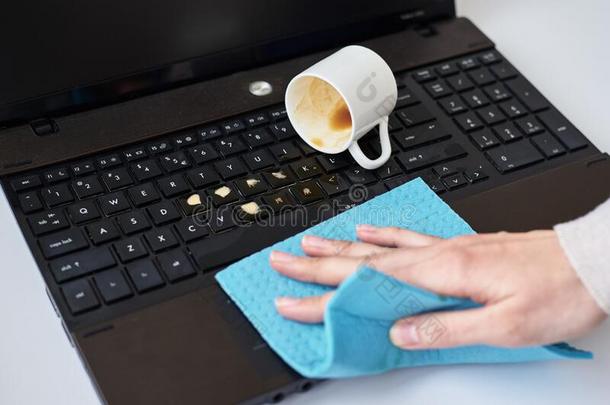 手清洁溢出咖啡豆向便携式<strong>电脑</strong>键盘和一r一g