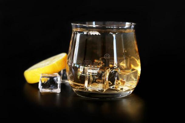 透明的玻璃和柠檬茶水,冰和柠檬sl冰隔离的英语字母表的第15个字母