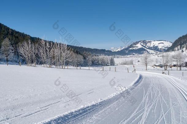 冬山风景和照料或梳洗滑雪足迹.莱奥冈,初学者