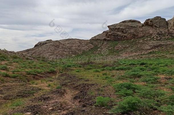 多岩石的山塔阿坎,卡拉干达地区共和国关于哈萨克语