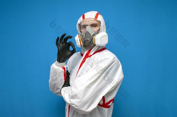 日冕形病毒大流行的,消毒工人采用保护的一套外衣和