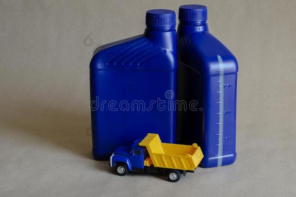 两个塑料制品小罐和<strong>汽</strong>车油画颜料和一玩具倾倒货车