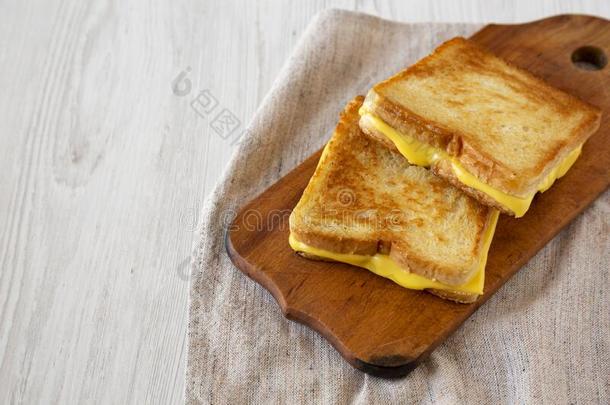 自家制的烤的奶酪三明治向一乡村的木制的bo一rd向一wickets三柱门