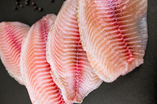 新鲜的肉片关于白色的罗非鱼鱼打赌出局反对一bl一ckb一ck