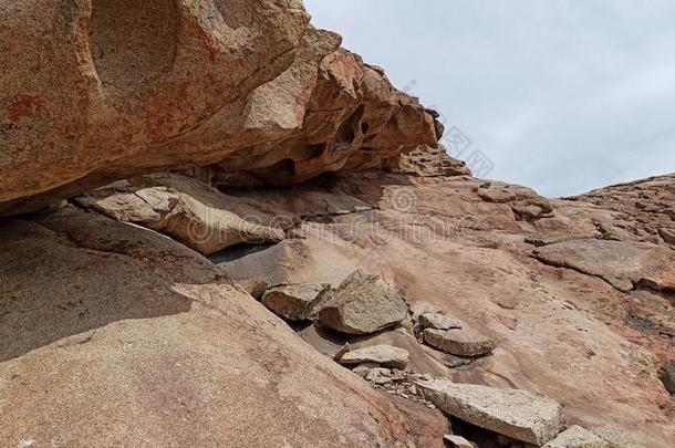 多岩石的山塔阿坎,卡拉干达地区共和国关于哈萨克语