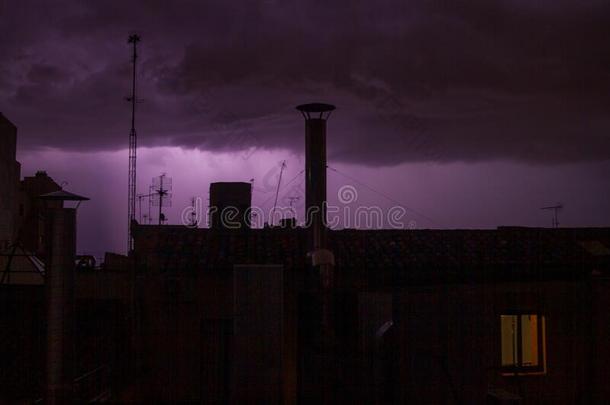 看关于马德里城市在的时候雷电交加的暴风雨