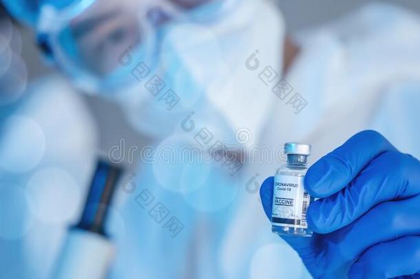 日冕形病毒科维德-19疫苗瓶子采用手关于制药的一