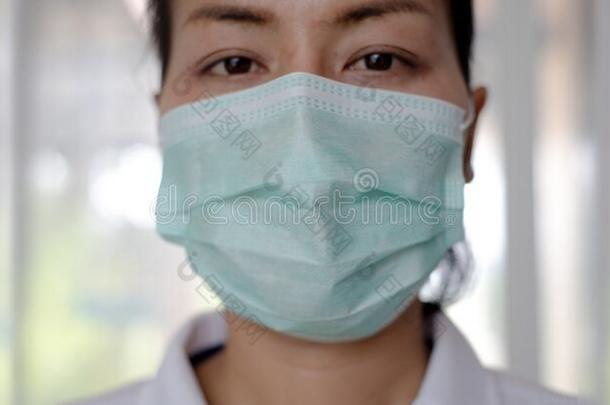 女人使用外科的面具为预防科维德19