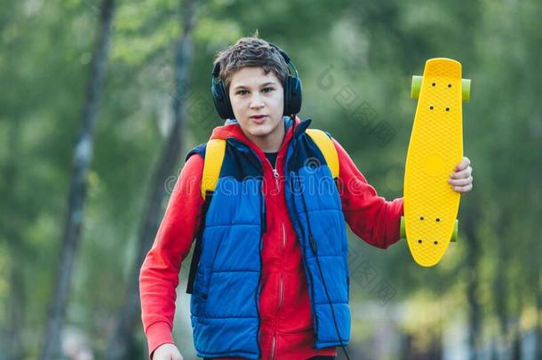 十几岁的青少年用钱自由的时间训练溜冰采用指已提到的人城市公园.payrollaudit<strong>薪水</strong>审计