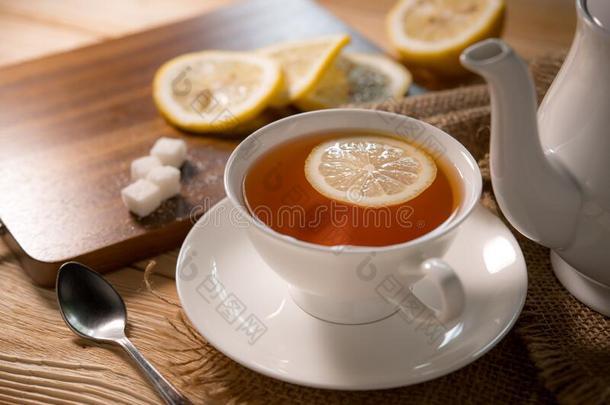 杯子关于茶水和柠檬向木制的表