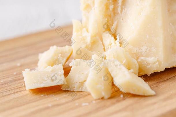 搓碎的帕尔马干酪奶酪和橄榄木材帕尔马干酪奶酪摩擦者