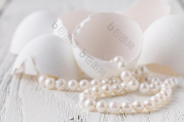 束圆形的白色的发光的珍珠和白色的backg圆形的