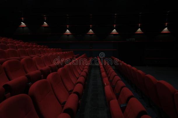空的电影院过道和红色的席位.电影电影院.