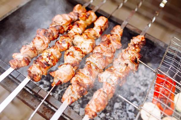barbecue吃烤烧肉的野餐烤腌羊肉串烧烤向敞开的烧烤,户外的厨房.食物节日