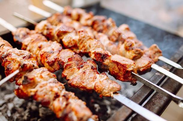 barbecue吃烤烧肉的野餐烤腌羊肉串烧烤向敞开的烧烤,户外的厨房.食物节日