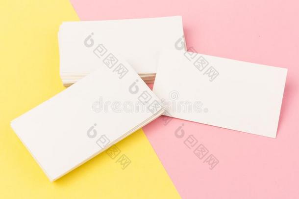 白色的空白的商业卡向粉红色的和黄色的背景采用closure关闭