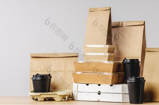 许多各种各样的拿-出局食物容器,意大利薄饼盒,咖啡豆杯子一