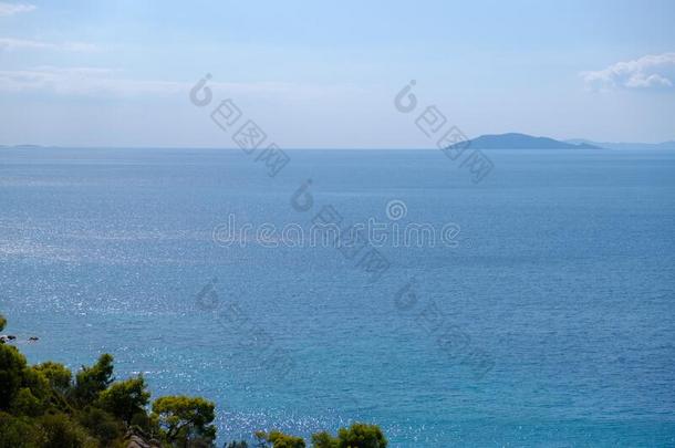 海景画关于蓝色水和小的岛采用指已提到的人背景.