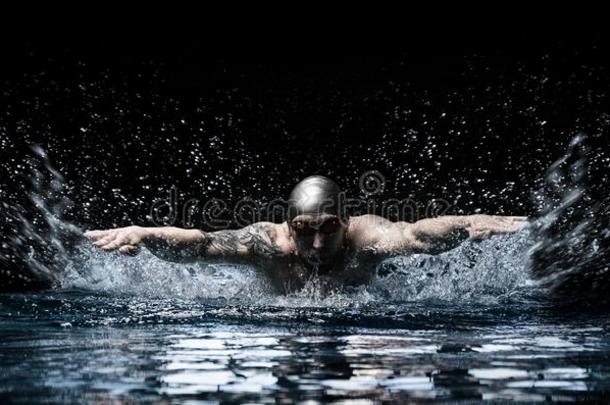 男人是（be的三单形式游泳<strong>蛙泳</strong>.水有关运动的观念