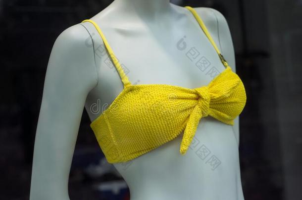 黄色的比基尼式游泳衣向时装模特儿采用fashi向商店<strong>陈列</strong>室为女人