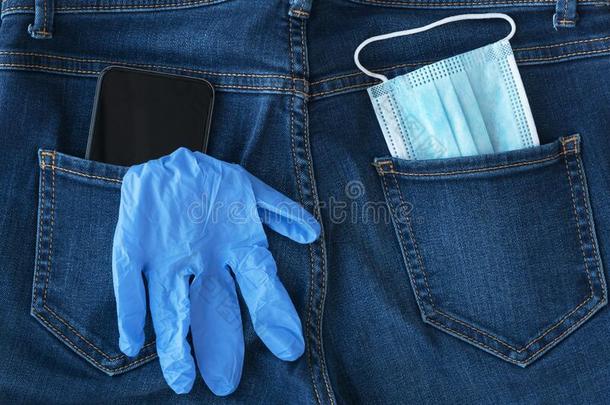 蓝色<strong>医学</strong>的面具,<strong>医学</strong>的手套和黑的智能手机看出局