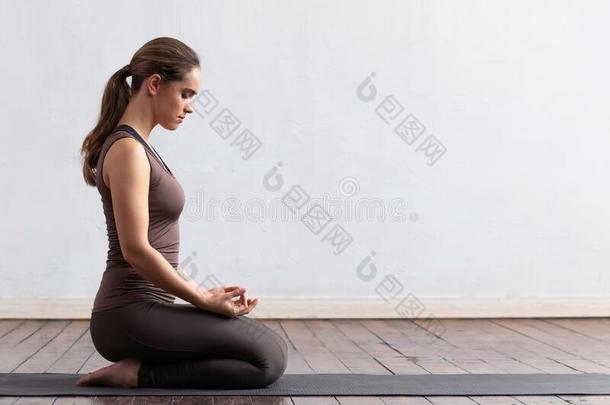 年幼的和适合女人开业的瑜伽室内的采用指已提到的人班.伸展