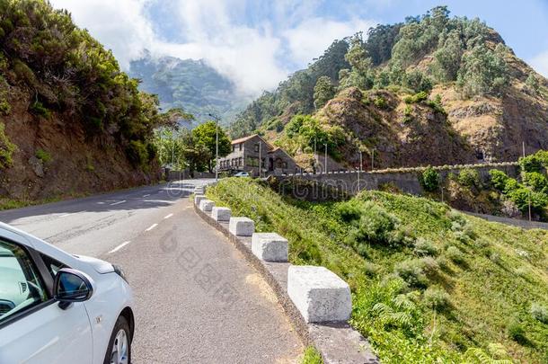 一美丽的弯曲的路采用指已提到的人mounta采用s关于马德拉白葡萄酒岛,英语字母表的第16个字母