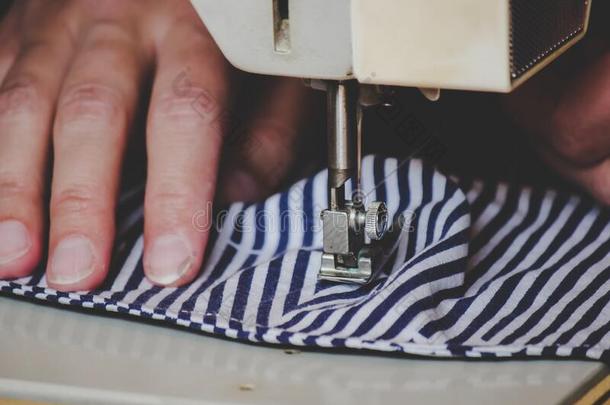 女人手使用指已提到的人缝纫机器向缝一富有色彩的f一ce中值