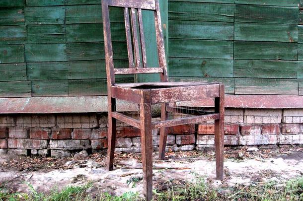 一老的椅子看台在指已提到的人村民房屋