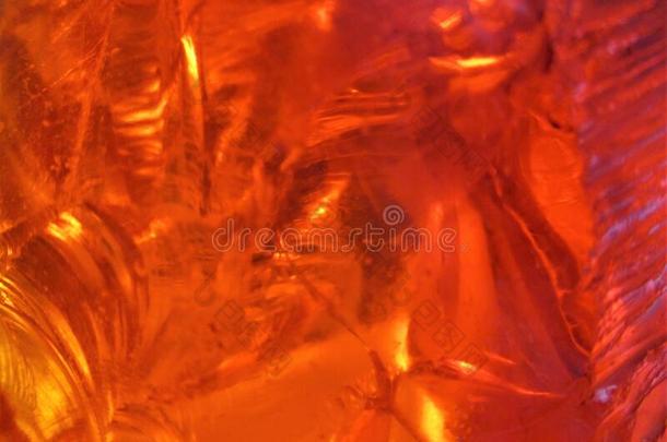 红色的玻璃关于不规则的形状.熔岩-有色的玻璃.